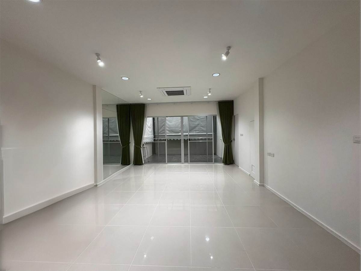 For RentTownhomePattanakan, Srinakarin : Townhome for rent at Noble Cube Pattanakran on Pattanakarn Road, near Thonglor. Beautiful, fully furnished.