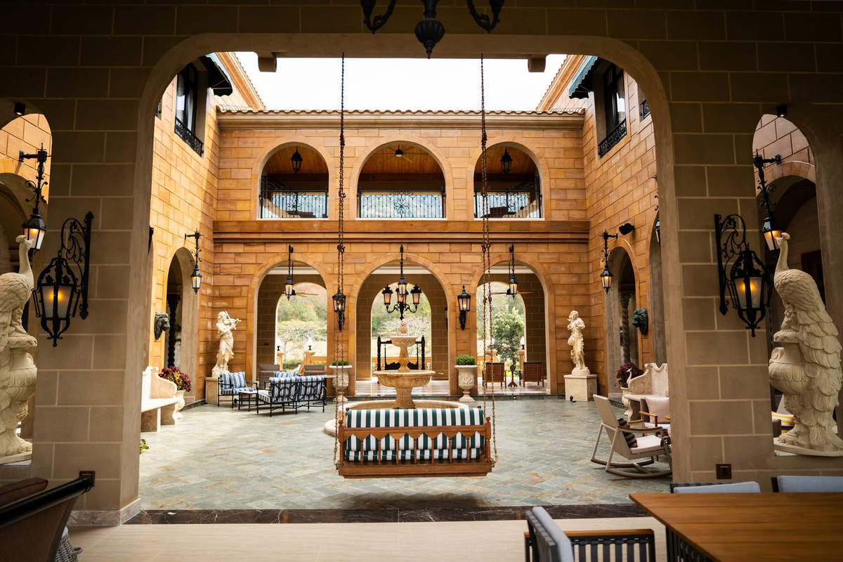 ขายบ้านปากช่อง เขาใหญ่ : The Art of Living – Toscana Valley Khaoyai  คฤหาสน์ระดับ Ultra Luxury ที่ออกแบบมาให้เป็นมากกว่า “บ้าน” นี่คือผลงานศิลปะที่คุณใช้ชีวิตอยู่ในนั้นได้จริง บนพื้นที่ 826 ตร.วา และพื้นที่ใช้สอยกว่า 2,000 ตร.ม. ในสไตล์ Italian–Tuscany