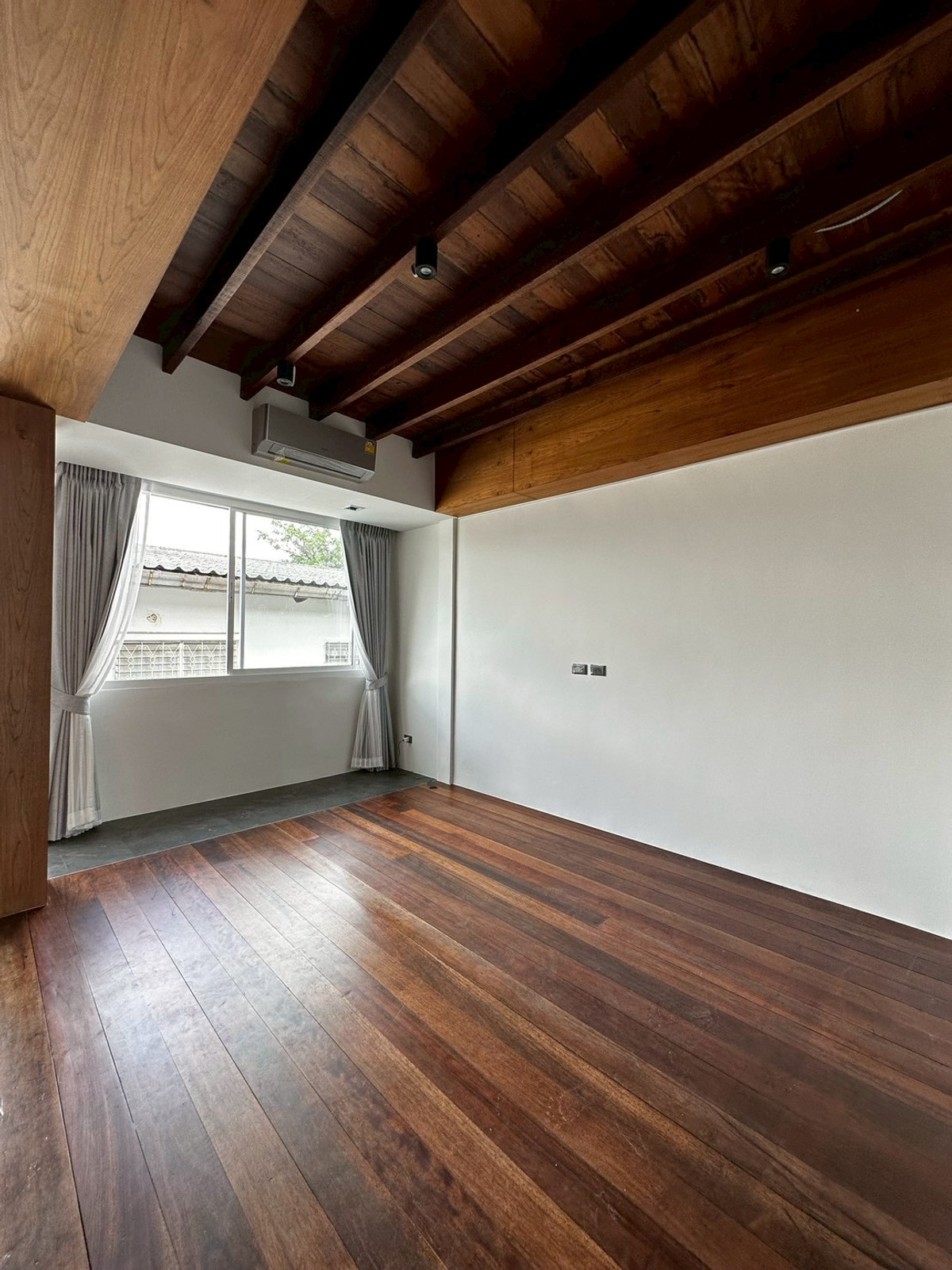 ให้เช่าทาวน์โฮมพระราม 9 เพชรบุรีตัดใหม่ RCA : ให้เช่าทาวน์โฮม ใกล้ เดอะไนน์ เซ็นเตอร์ พระราม 9 เพียง 3 นาที