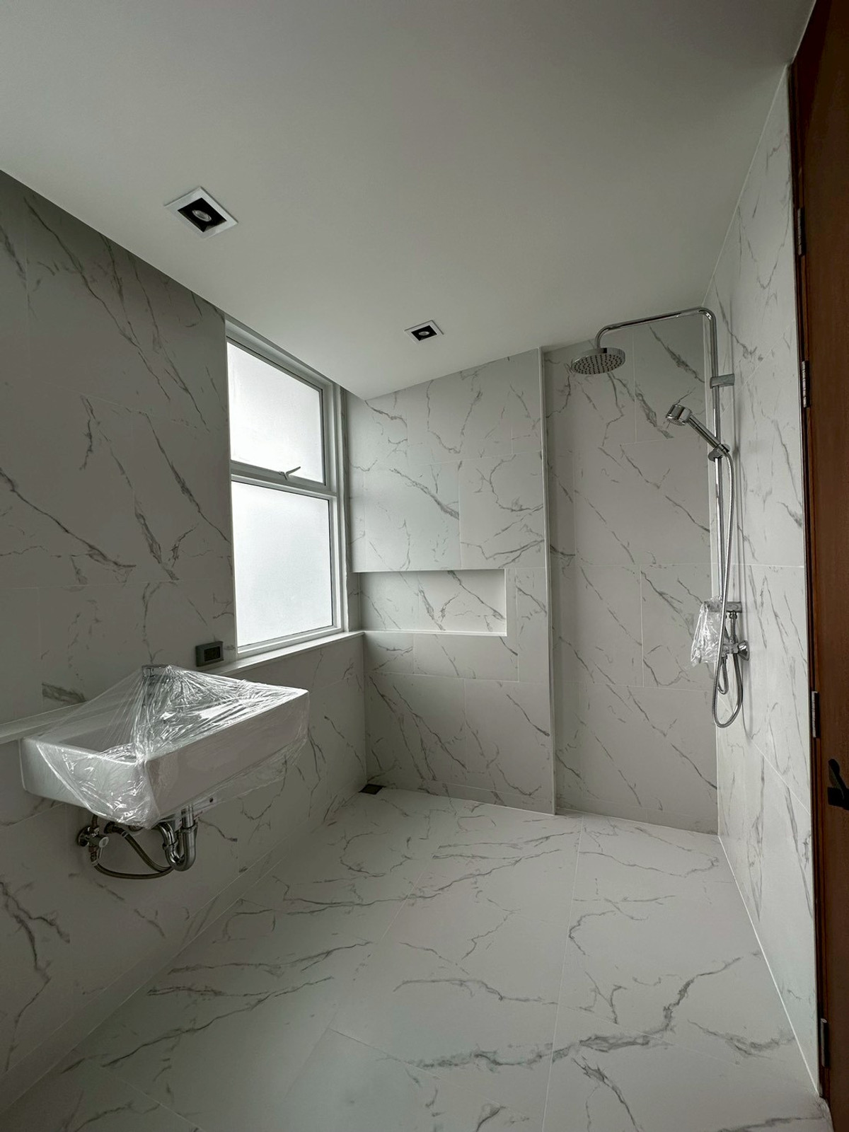 ให้เช่าทาวน์โฮมพระราม 9 เพชรบุรีตัดใหม่ RCA : ให้เช่าทาวน์โฮม ใกล้ เดอะไนน์ เซ็นเตอร์ พระราม 9 เพียง 3 นาที