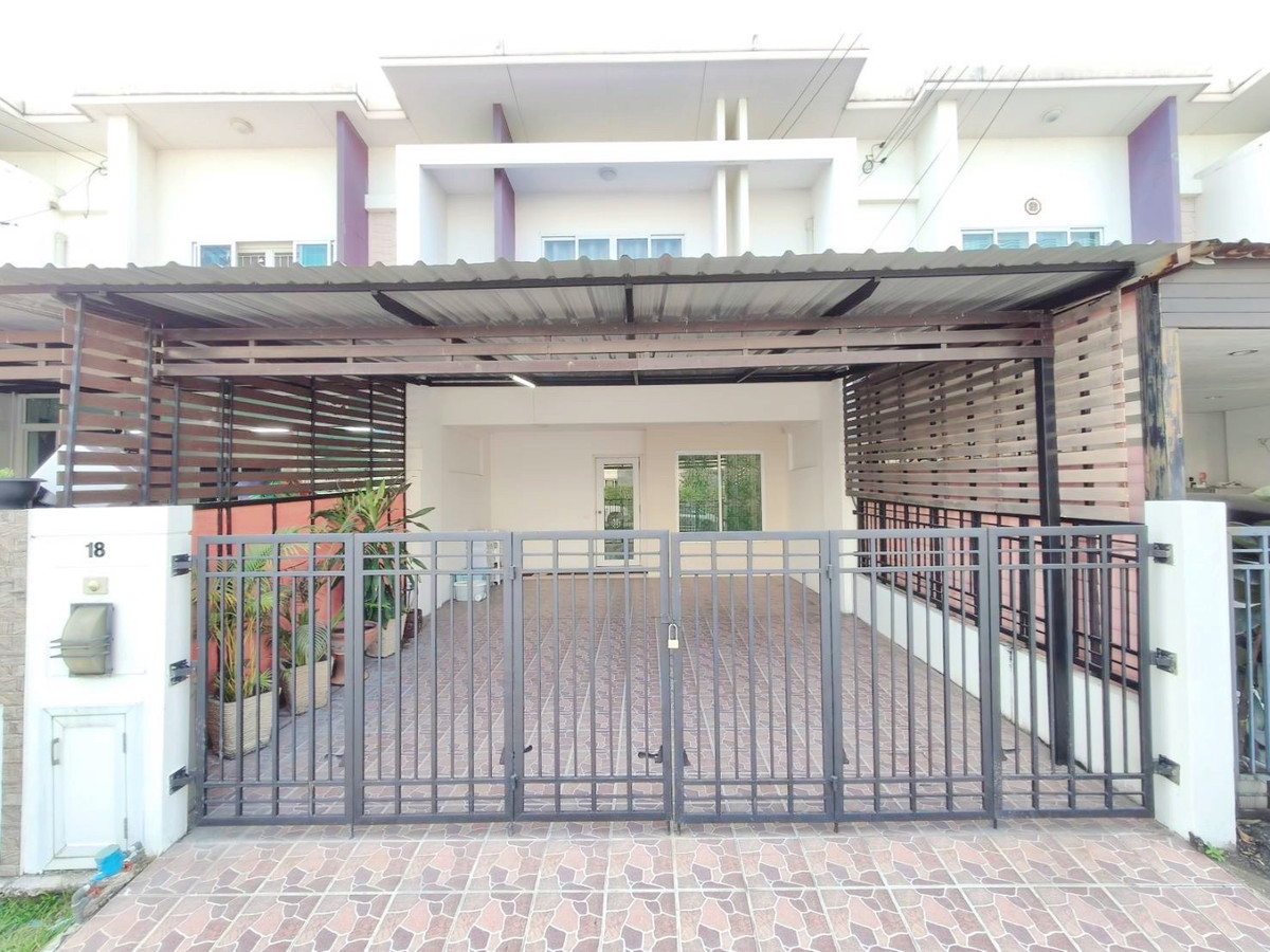 For SaleTownhomeNawamin, Ramindra : Townhome, 2 floors, 3 bedrooms, 2 bathrooms, 2 parking spaces, area 21.30 sq m, Pruksa Town Next Village. Ramintra-Wongwaen Soi Phraya Suren, special price reduced to only 2.39 million baht, the house is in front of the project. Good location near the mai