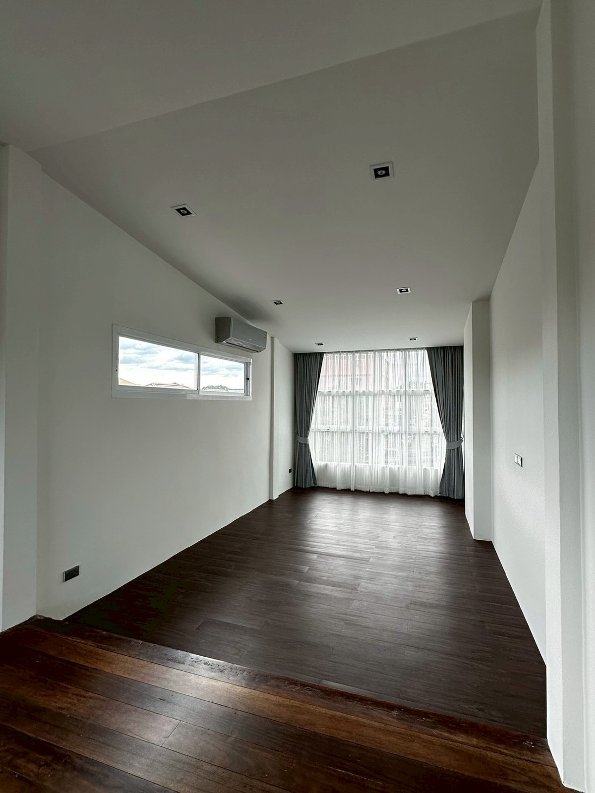 ให้เช่าทาวน์โฮมพระราม 9 เพชรบุรีตัดใหม่ RCA : ให้เช่าทาวน์โฮม ใกล้ เดอะไนน์ เซ็นเตอร์ พระราม 9 เพียง 3 นาที