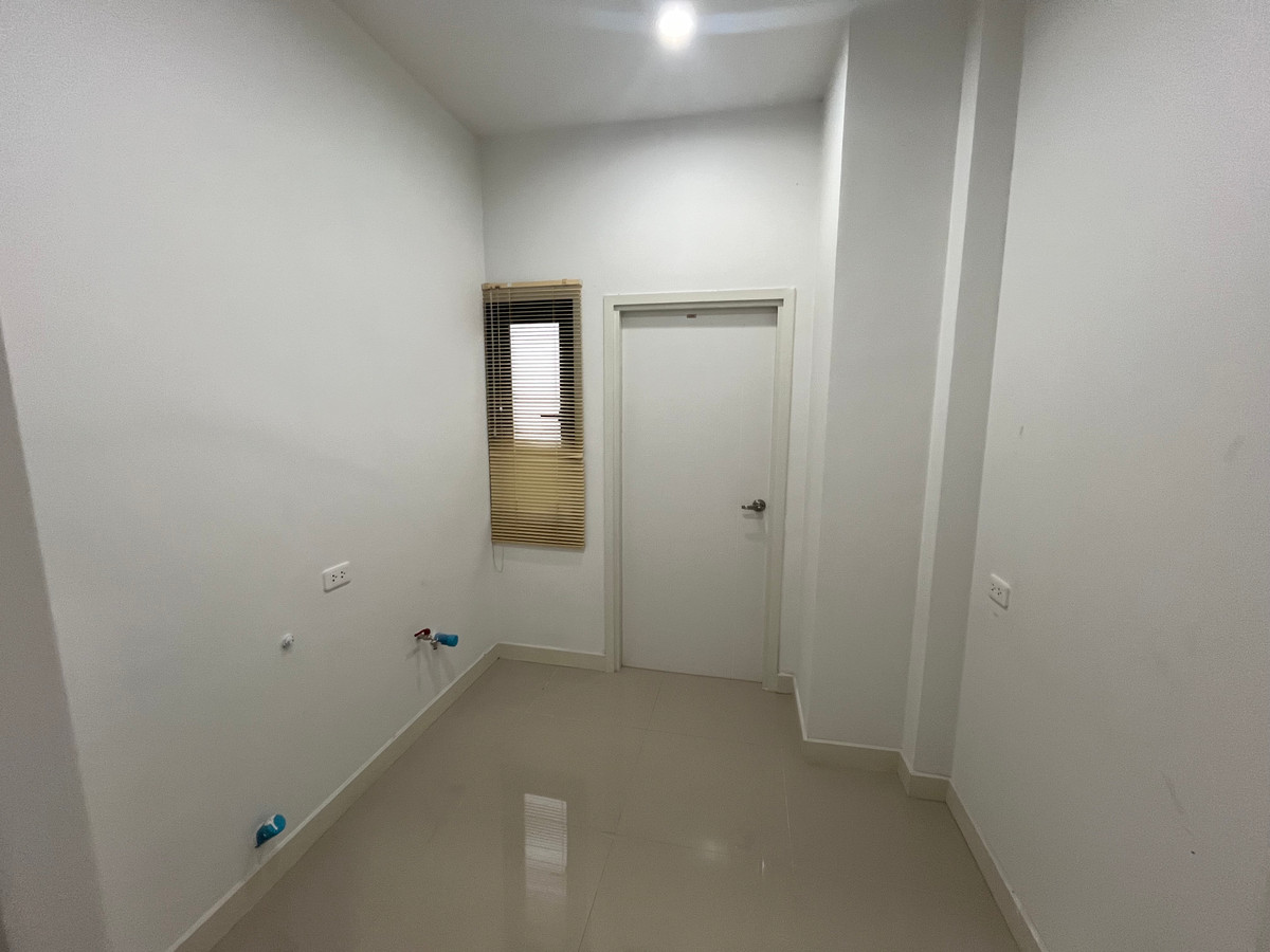 For SaleHousePathum Thani,Rangsit, Thammasat : Urgent sale 🏡 2-story semi-detached house for sale, ready to move in, The Pride Village, Rangsit-Khlong 3, 4.29 MB ALLIN, price negotiable.