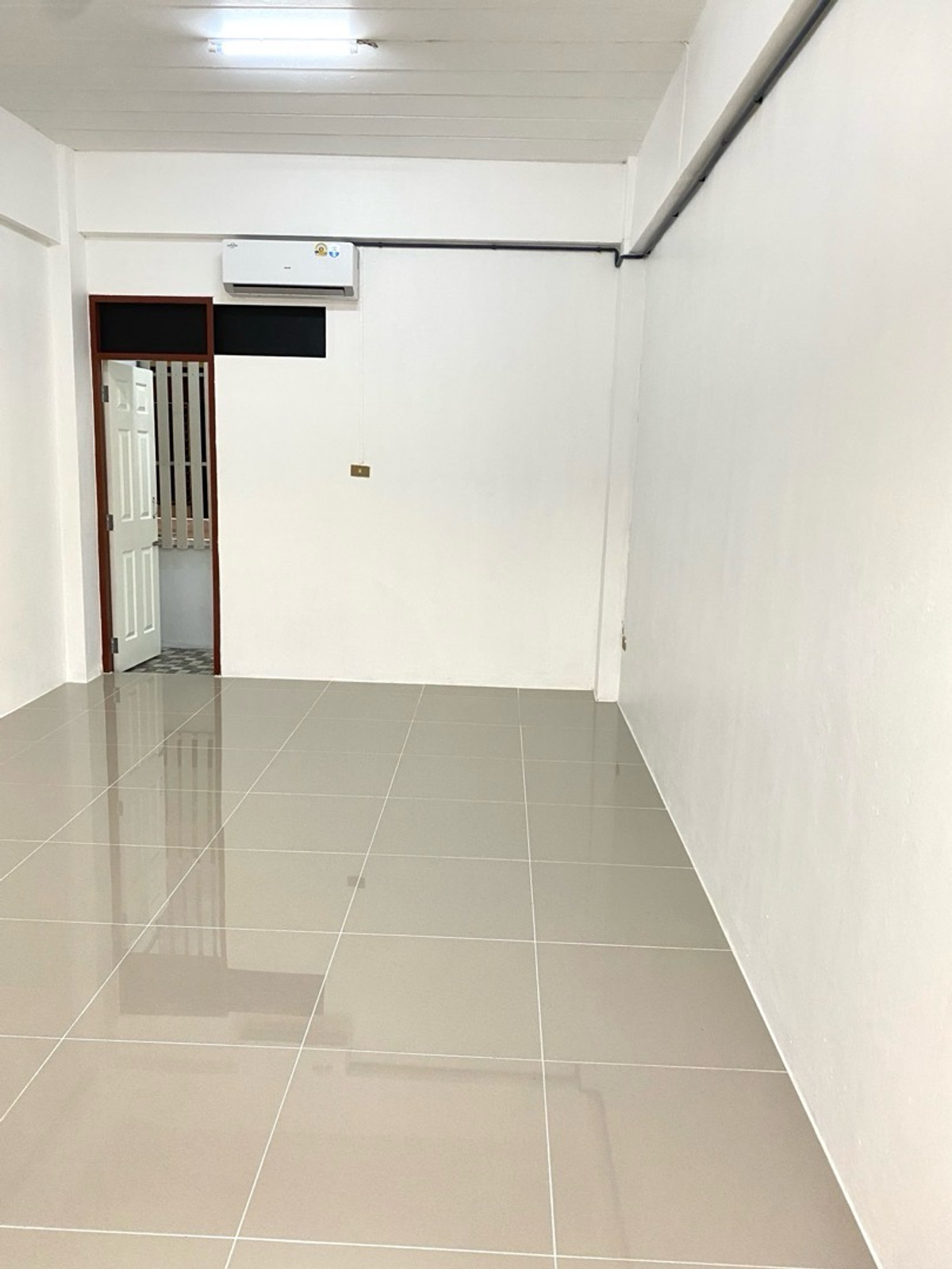 For SaleCondoSamut Prakan,Samrong : For sale with tenant, Lert Mongkhon Thong, Bang Pu, selling for 320,000, renting out 2,700, yield 10%.