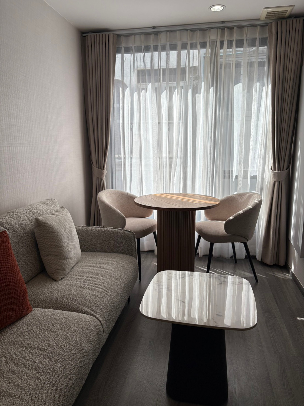 For RentCondoSukhumvit, Asoke, Thonglor : #Condo for rent Ideo Mobi Sukhumvit40 (Condo for rent Ideo Mobi Sukhumvit40) near BTS-Ekkamai - 1 bedroom, 1 bathroom, 1 kitchen - 2nd floor, size 35 sq m - fully furnished, rent 28,000 baht