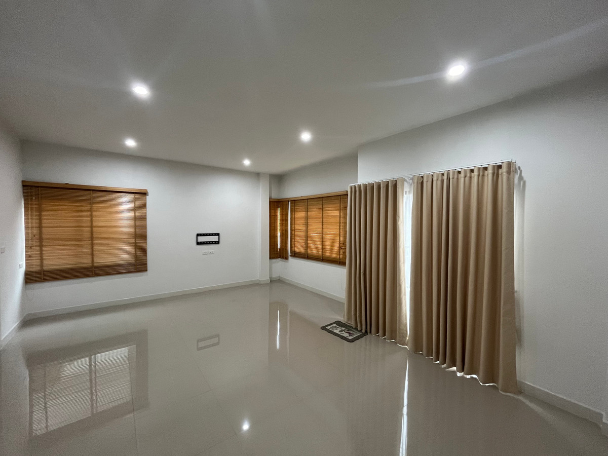 For SaleHousePathum Thani,Rangsit, Thammasat : Urgent sale 🏡 2-story semi-detached house for sale, ready to move in, The Pride Village, Rangsit-Khlong 3, 4.29 MB ALLIN, price negotiable.