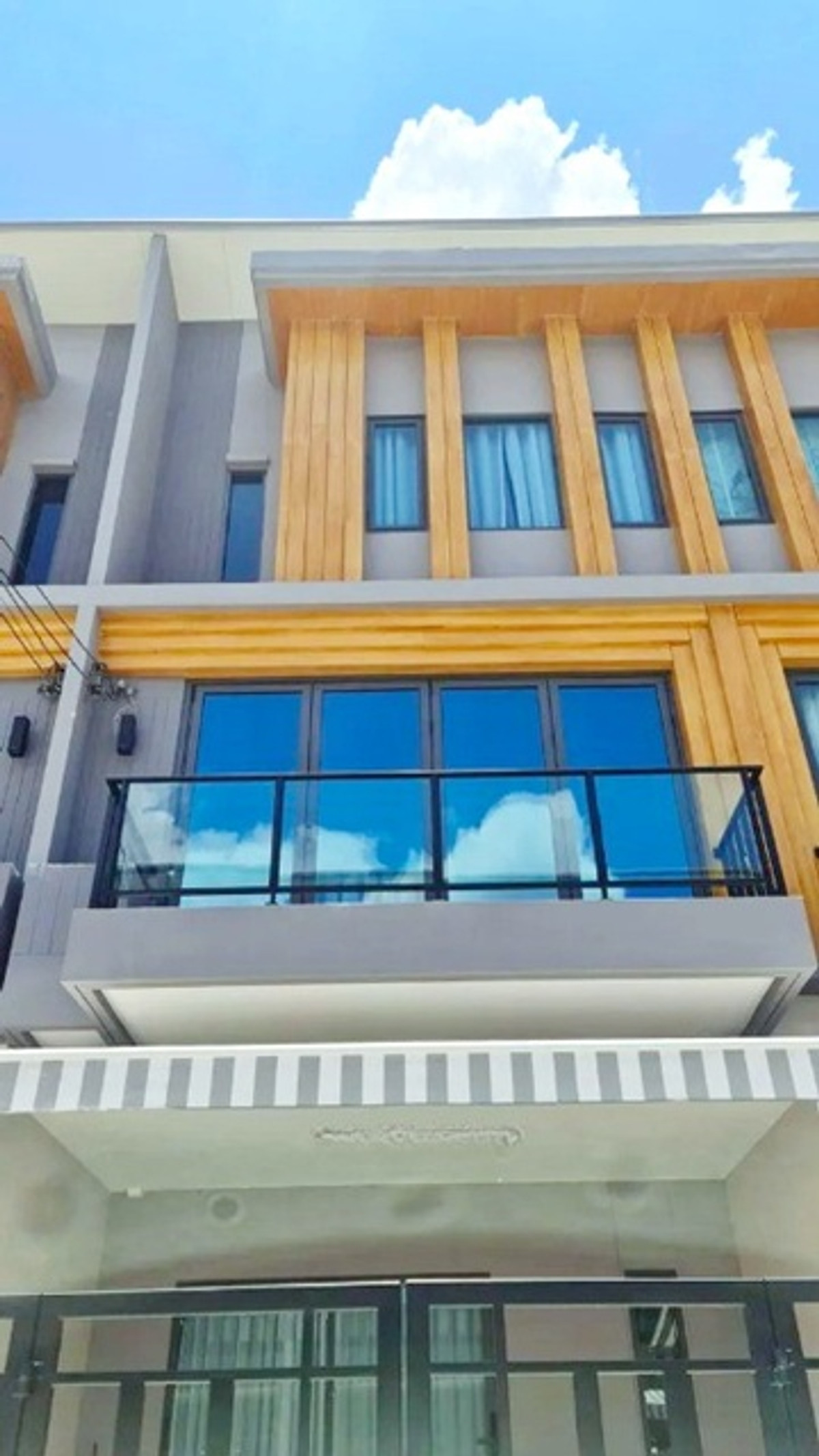 ให้เช่าทาวน์โฮมอ่อนนุช อุดมสุข : รพ.สิรินธร 1.9 กม. เฉลิมพระเกียรติร.9 ARLบ้านทับช้าง 900ม. ให้เช่าทาวน์โฮมพรีเมี่ยม 3ชั้น ชั้นลอย 18ตร.วา. 220ตร.ม. 3นอน จัดเต็มเฟอร์ฯ