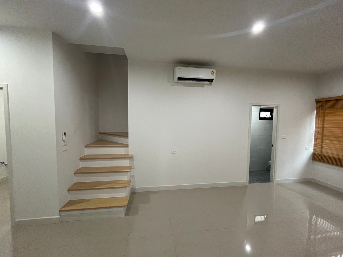 For SaleHousePathum Thani,Rangsit, Thammasat : Urgent sale 🏡 2-story semi-detached house for sale, ready to move in, The Pride Village, Rangsit-Khlong 3, 4.29 MB ALLIN, price negotiable.