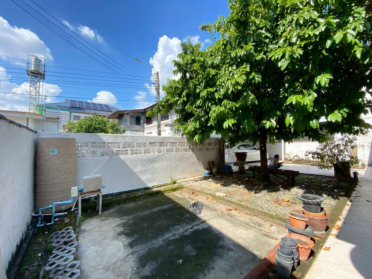 For SaleLandPattanakan, Srinakarin : 🔰 Land for sale with buildings • Soi Phatthanakan 50 (rare corner plot)