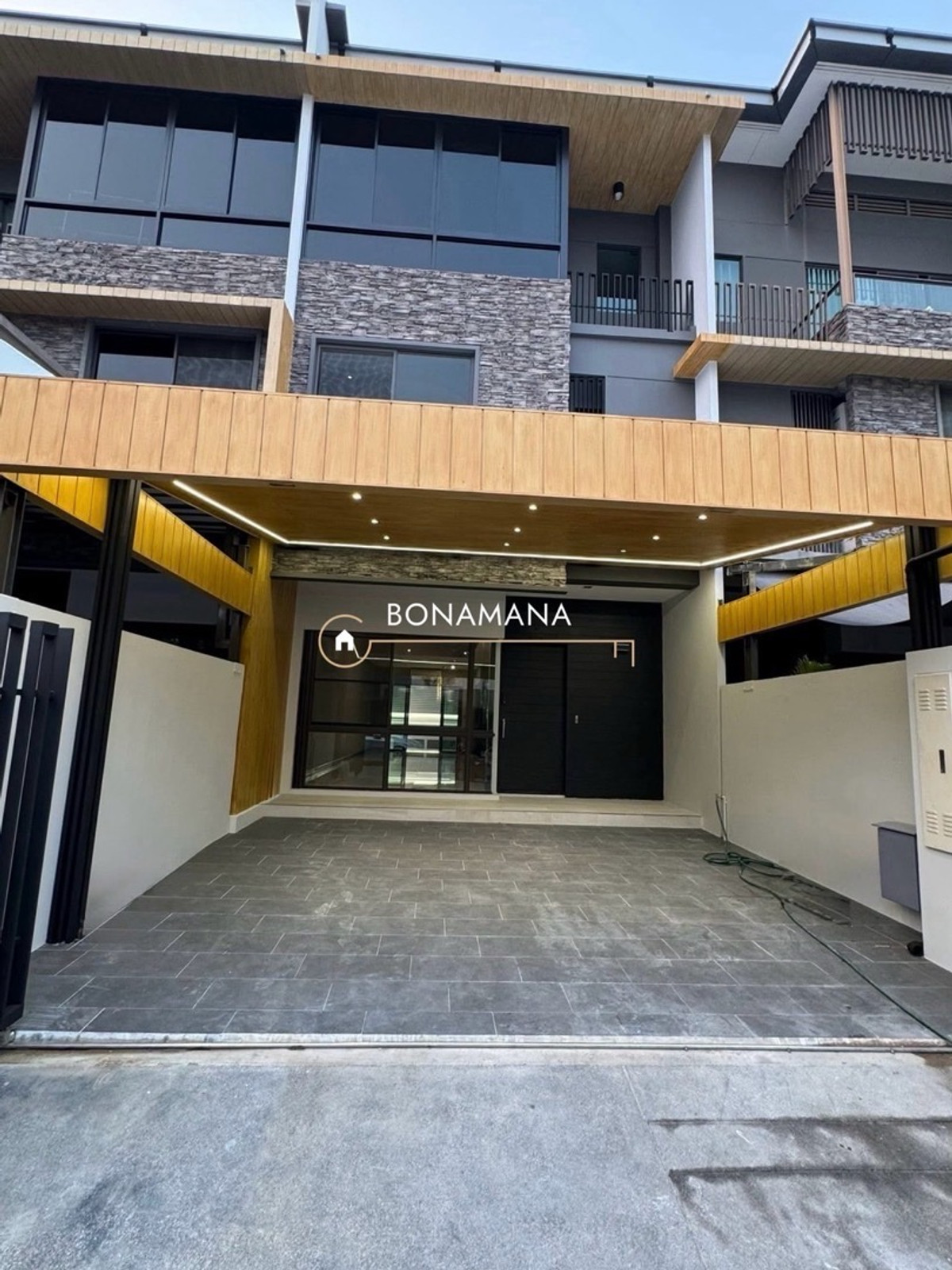 TownhomeKaset Nawamin,Ladplakao : For rent: The Landmark Ekkamai-Ramintra.