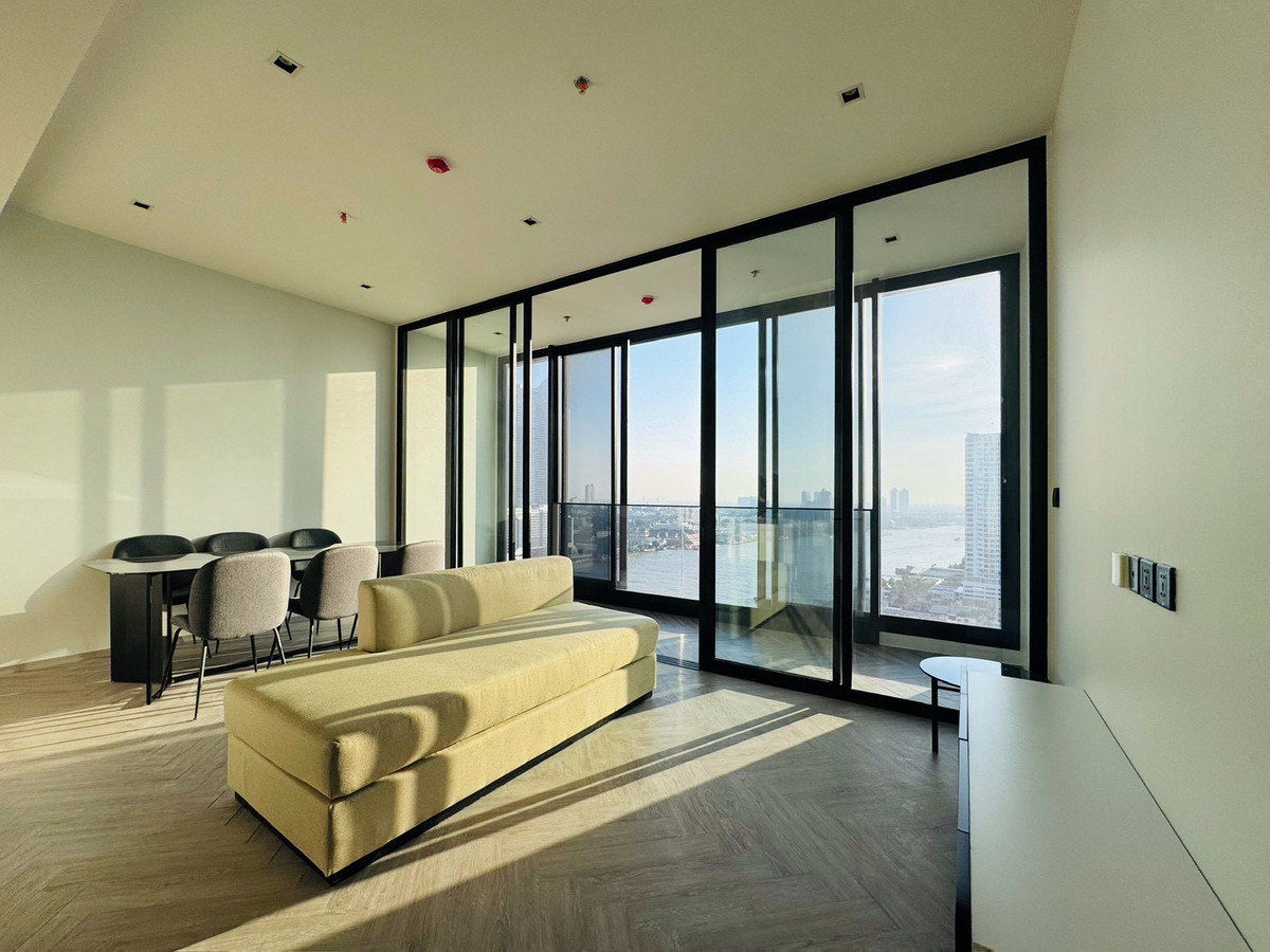 For SaleCondoWongwianyai, Charoennakor : Condo for sale Chapter Charoen Nakhon - Riverside, Building A, size 78.8 sq m, 21st floor • 2 bedrooms, 2 bathrooms • 3 meter high ceiling, very airy, next to the river The view of Chao Phraya Curve is very beautiful. 5 minutes walk to BTS Krung Thonburi,