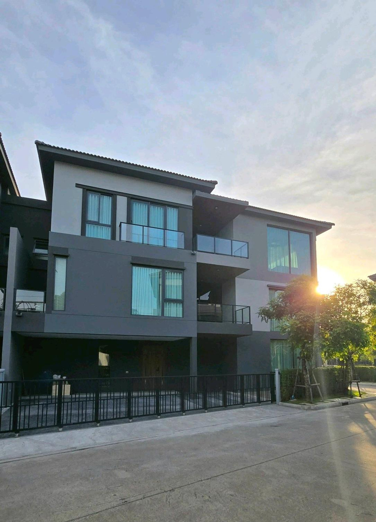 For RentHouse : 🔥🔥 House for Rent Baan Klang Muang The Edition Bangna 🔥🔥 Nearby Mega bangna 