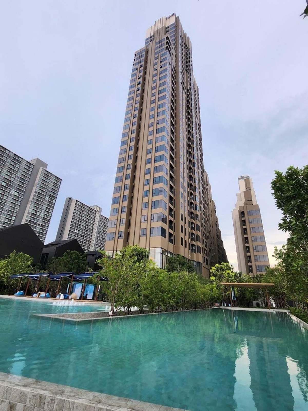 ขายดาวน์คอนโดราษฎร์บูรณะ สุขสวัสดิ์ : ขายดาวน์ห้องหน้าน้ำ อาคาร H Nue Riverest