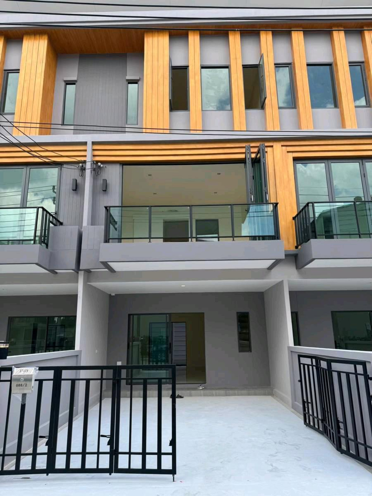 For RentTownhomeLadkrabang, Suwannaphum Airport : Igent Rama 9, townhome for rent, 3 floors, 3 bedrooms, 4 bathrooms, 2 parking spaces, 49,000 baht/month.
