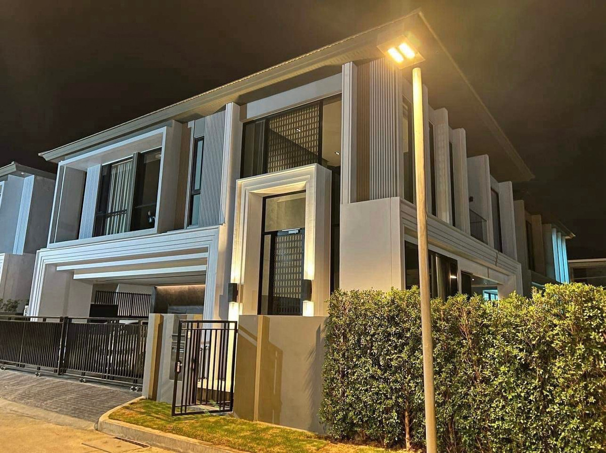 For RentHouse : 📢👇บ้านพูลวิลล่าสไตล์โมเดิร์น ในหมู่บ้านคุณภาพ ทำเลดี เดินทางสะดวก ใกล้สนามบินสุวรรณภูมิ เข้า–ออกได้ทั้งทางด่วนและถนนสุขาภิบาล 2 ตกแต่งสวยครบ พร้อมเข้าอยู่ได้ทันที