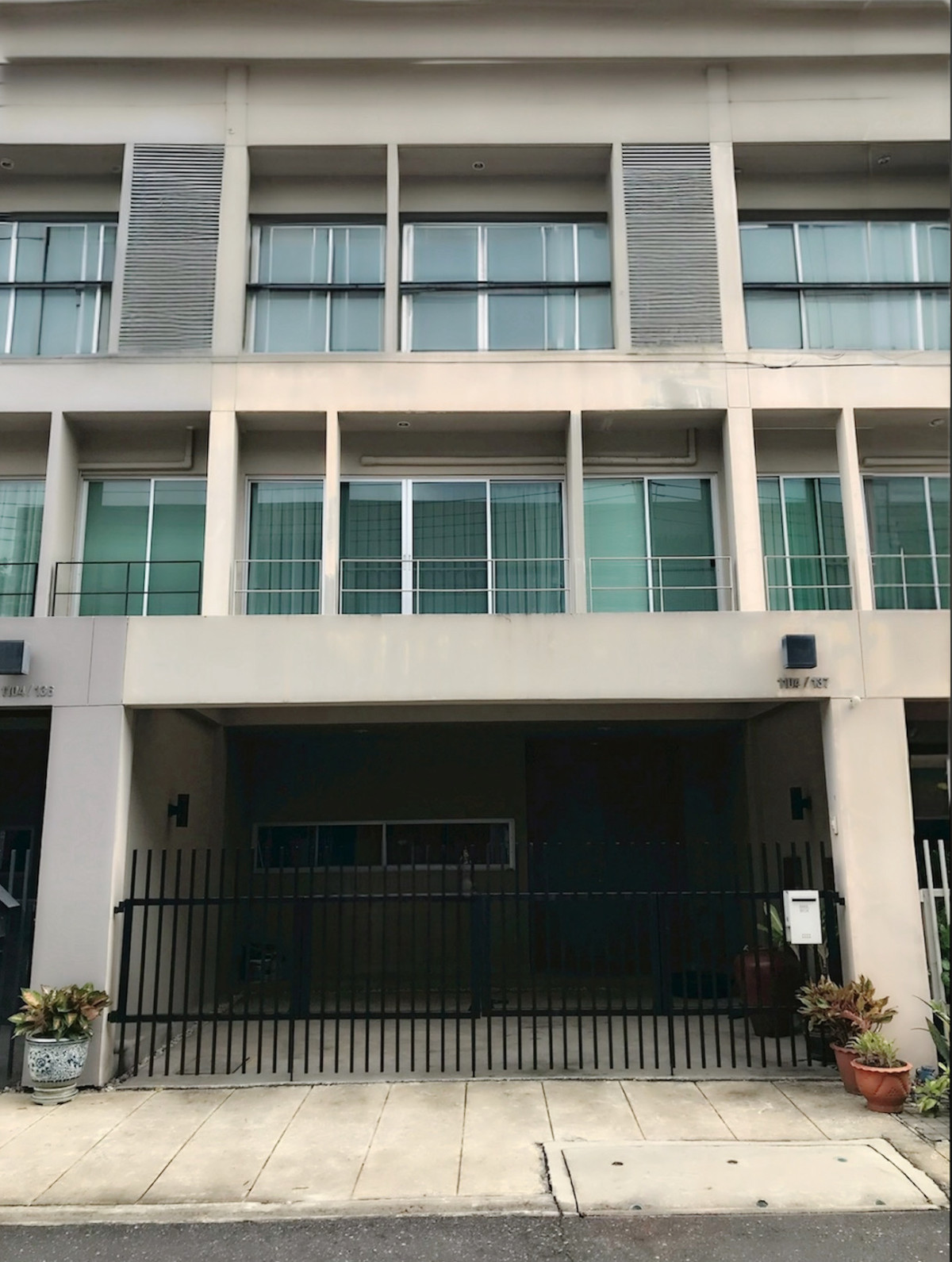 For RentTownhomePattanakan, Srinakarin : For rent: Townhome Noble Cube Phatthanakan (22 sq m.) 3 bedrooms, 3 bathrooms.