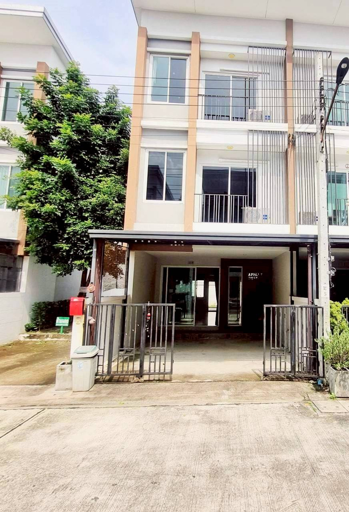 For SaleTownhomeNonthaburi, Bang Yai, Bangbuathong : Townhome for sale, 3 floors, corner house, 30.10 sq m, Narapat Exclusive Chaengwattana-Samakkhi (Soi Samakkhi 22/1), Tha Sai Subdistrict, Mueang District, Nonthaburi Province, price 5,800,000 baht.