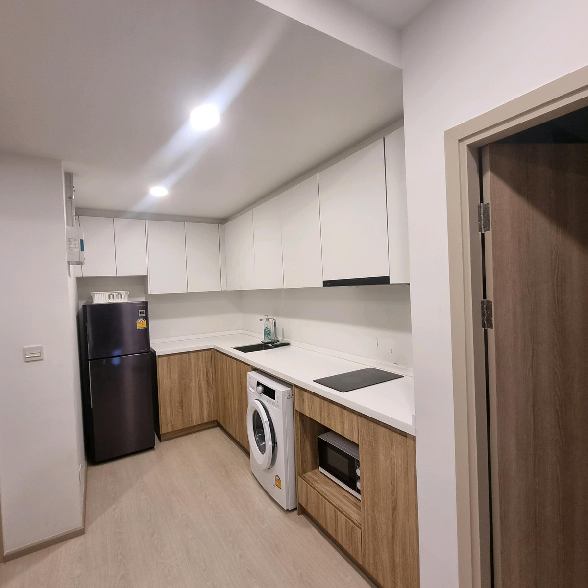 For RentCondoSukhumvit, Asoke, Thonglor : 🔥For urgent rent 🔥Noble Ambience Sukhumvit 42, beautiful room, decorated in a minimalist style, located in the heart of the city, convenient transportation, near BTS Ekkamai ❗
