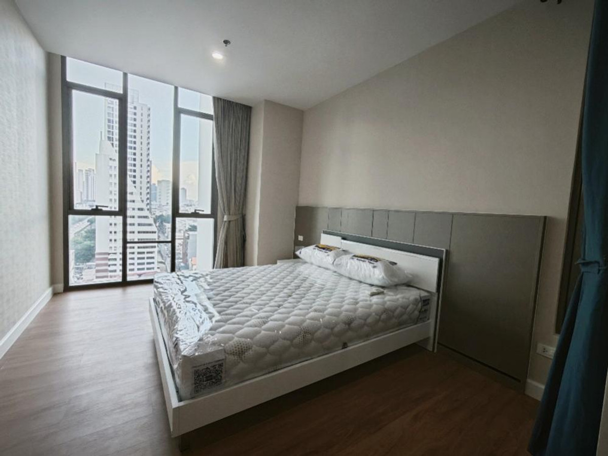 For RentCondoWongwianyai, Charoennakor : For rent, The Room, BTS Wongwian Yai, beautiful room, very good price, brand new renovated. Traveling is very convenient.