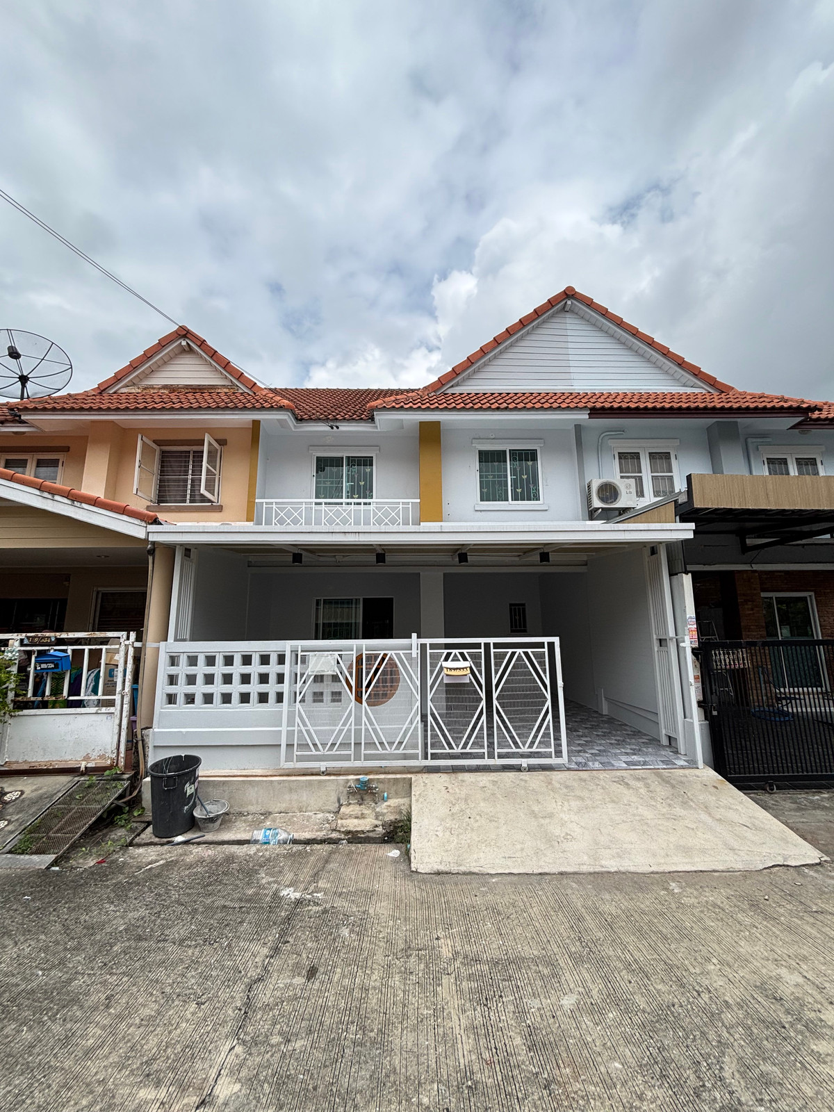 For RentTownhomeSamut Prakan,Samrong : Newly renovated house for rent in Pruksa Village 28/1, near Bangpoo Industrial Estate. 3 bedrooms, 2 bathrooms.