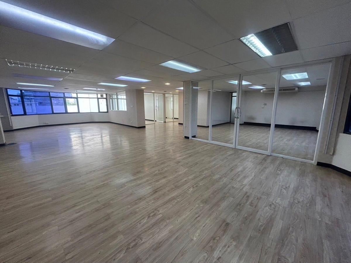 For RentOfficeSathorn, Narathiwat : Office, good location, beautifully decorated, for rent in Sathorn-Silom area, near BTS St. Louis, only 300 meters.