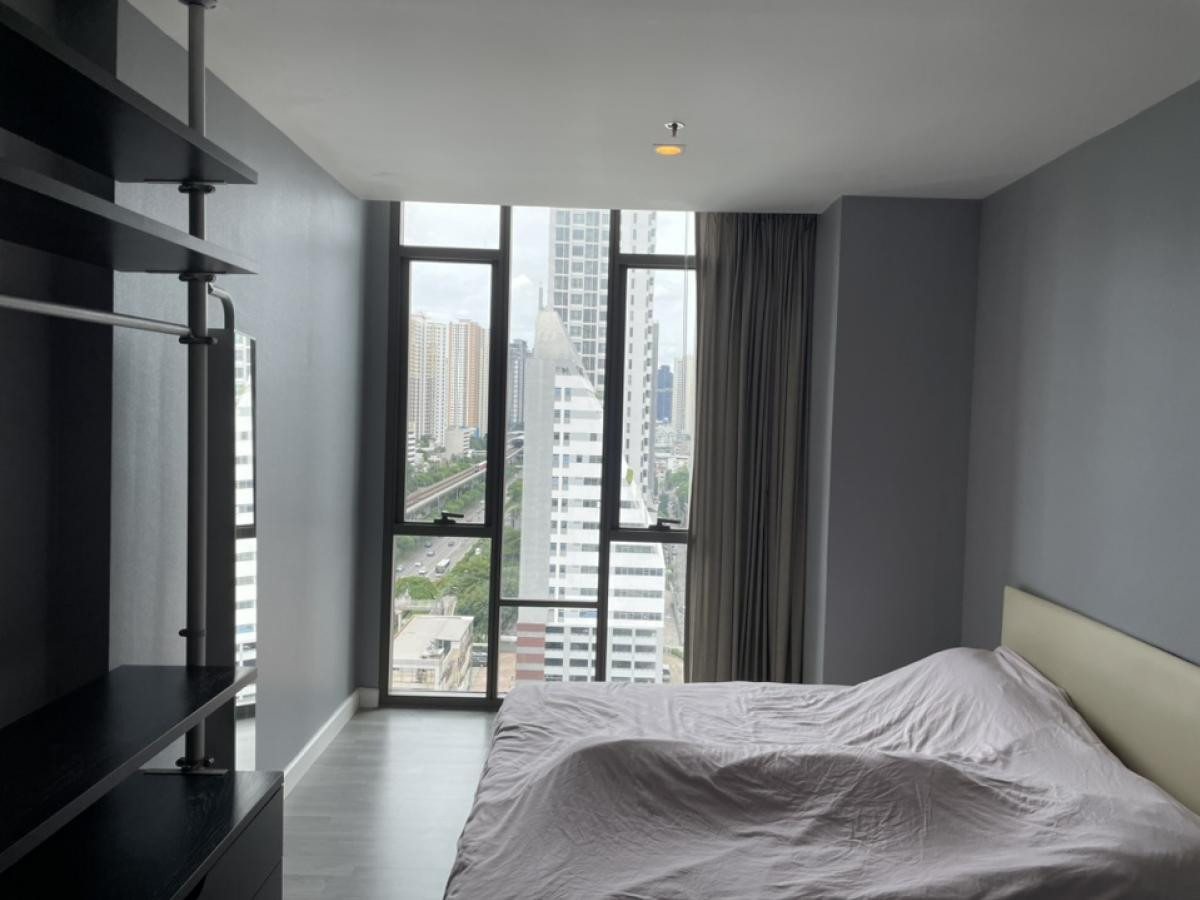 For RentCondoWongwianyai, Charoennakor : For rent: The Room BTS Wongwian Yai, beautiful room, clearly divided into zones. You can never get bored with the city view.