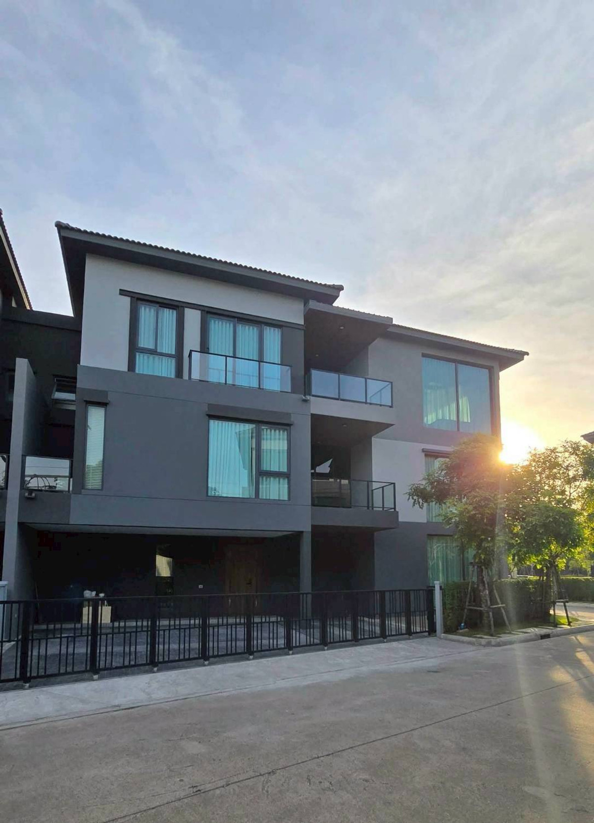 For RentHouseLadkrabang, Suwannaphum Airport : Baan Klang Muang The Edition Bangna–Wongwaen | 3-Storey Home with Private Lift for Rent Near Mega Bangna Please call: 082-894-4624