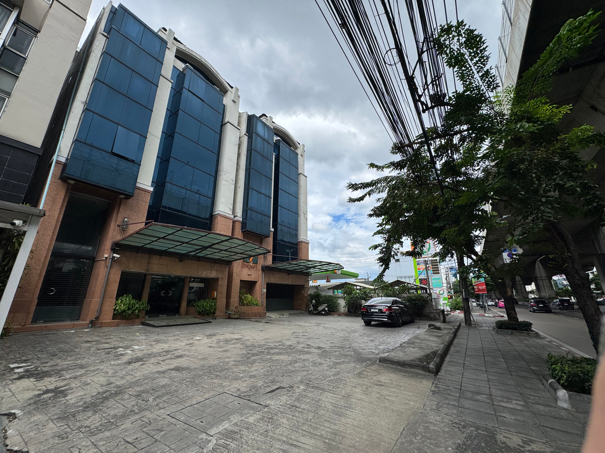 For SaleHotel&Apartment BusinessRama9, Petchburi, RCA : The building on Rama 9 Road next to The Nine is suitable for development into a hotel or apartment.