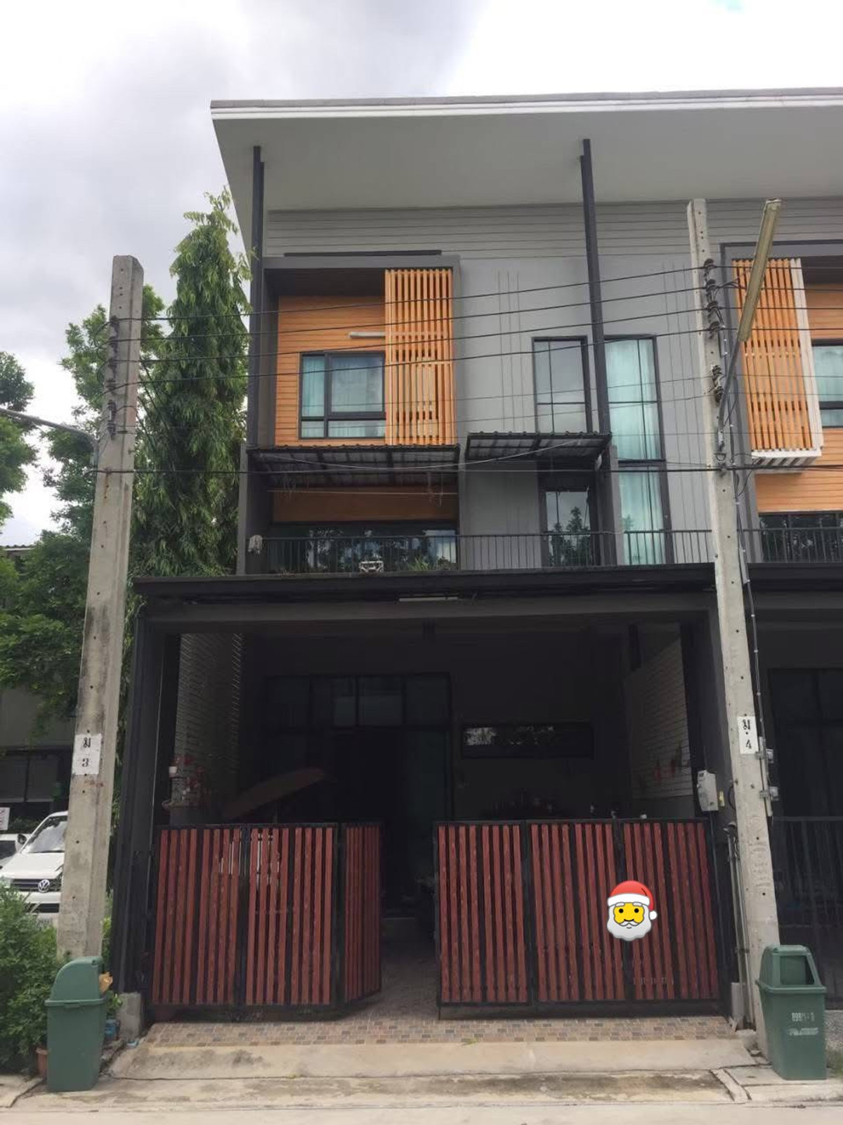 For RentTownhomeKaset Nawamin,Ladplakao : 🏠 Eco-Space Kaset-Nawamin — Townhome, 3 bedrooms, 3 bathrooms, complete with additions, corner house, next to the main road, front and back additions. There are wall windows + curtains throughout the house.