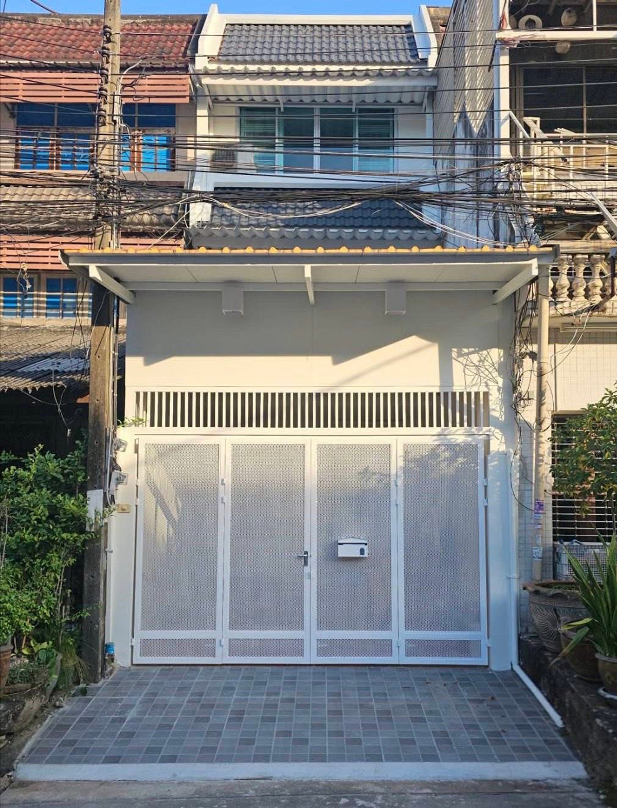 ให้เช่าทาวน์โฮมพัฒนาการ ศรีนครินทร์ : ให้เช่าทาวน์เฮาส์รีโนเวทใหม่ พัฒนาการ ใกล้รถไฟฟ้า สถานีหัวหมาก และเดอไนน์เซ็นเตอร์ พระราม 9​