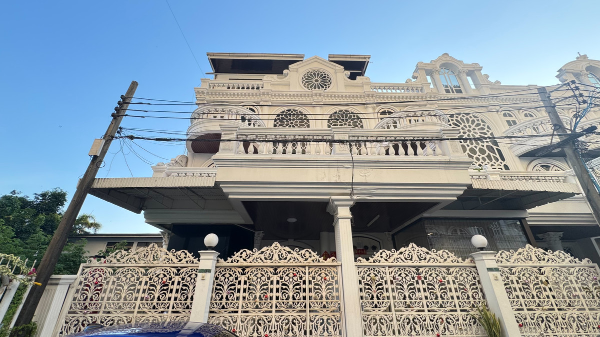 ขายทาวน์โฮมสุขุมวิท อโศก ทองหล่อ : ราคาพิเศษ ทาว์นโฮม 4 ชั้น สไตล์ Neoclassical หรือ คลาสสิกยุโรป โครงการเอกมัยวิลล่า ซ.สุขุมวิท 63 ใกล้ BTS เอกมัยเพียง 2 กิโลเมตร สภาพดีพร้อมอยู่ สามารถปล่อยเช่าได้