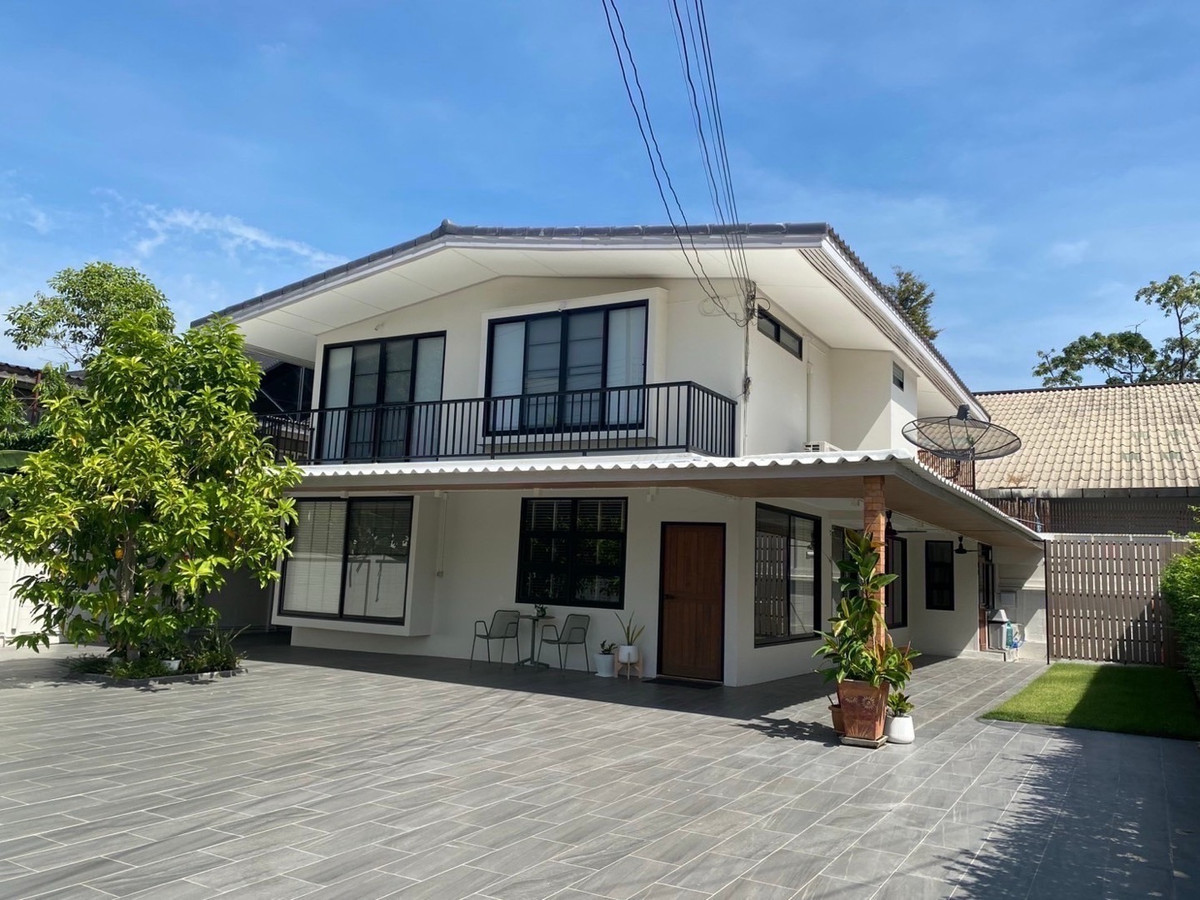 For SaleHouseVipawadee, Don Mueang, Lak Si : 📢👇2-Storey Detached House with Storage Warehouse in a Prime Location, with secured rental income until December 2026, perfect for both living and investment. Convenient multi-access routes connecting Vibhavadi and Phaholyothin Roads.