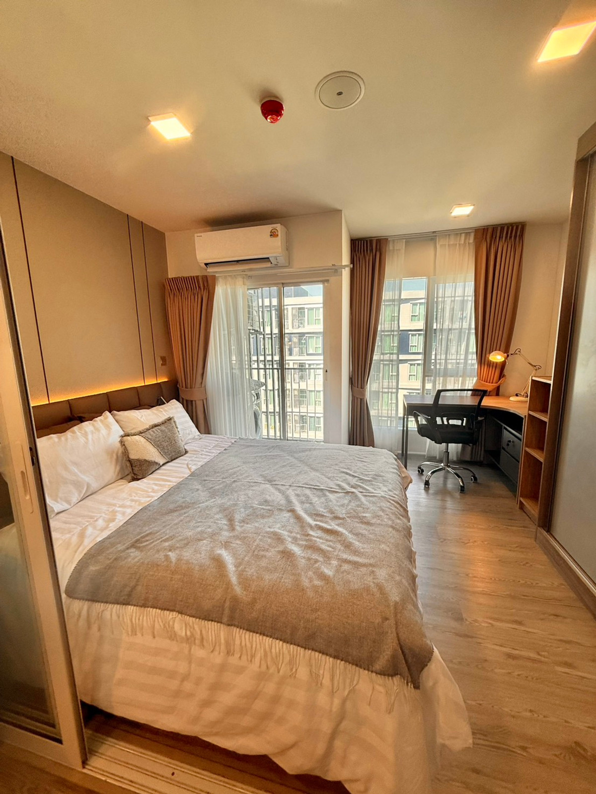 For RentCondoPathum Thani,Rangsit, Thammasat : Kave Town Island, next to Bangkok University, pool view, beautiful built-ins.