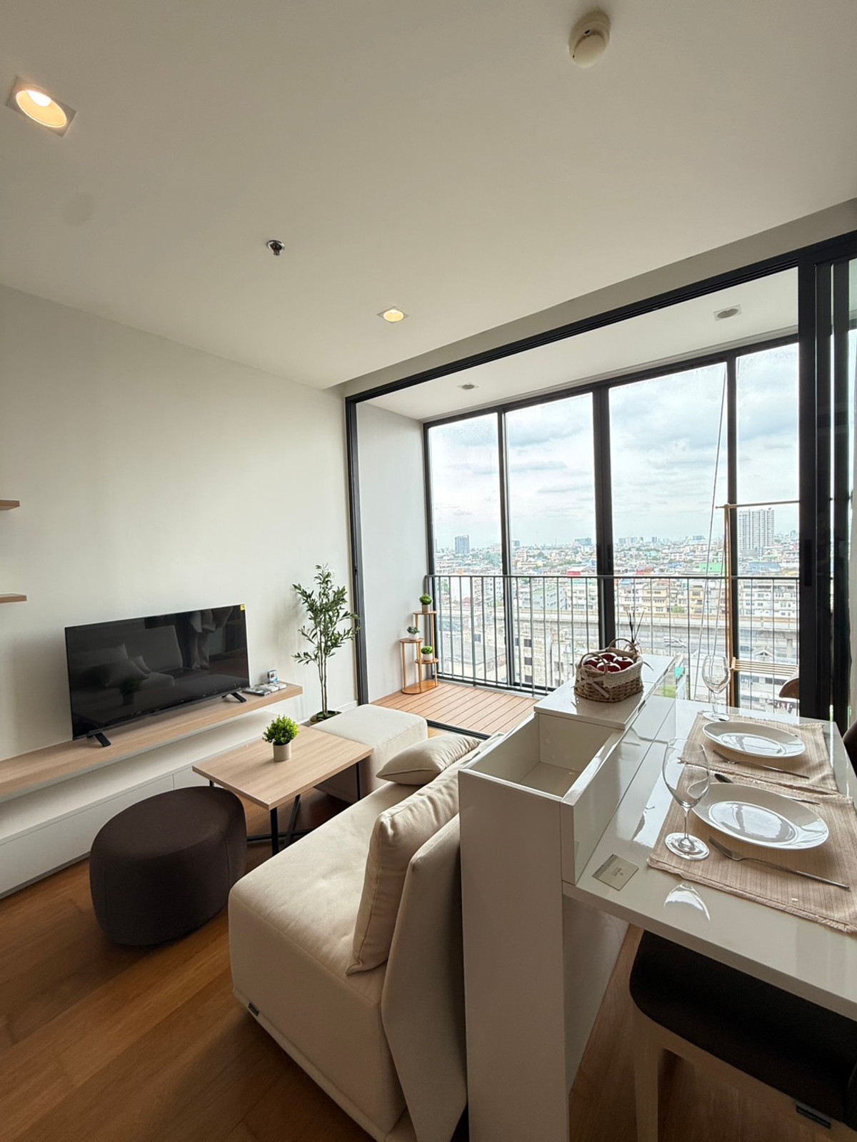 For RentCondoWongwianyai, Charoennakor : ⭐️ Bright Wongwian Yai ⭐️1 bedroom, 1 bathroom, 39 sq m., 10th floor, complete electrical appliances and furniture.