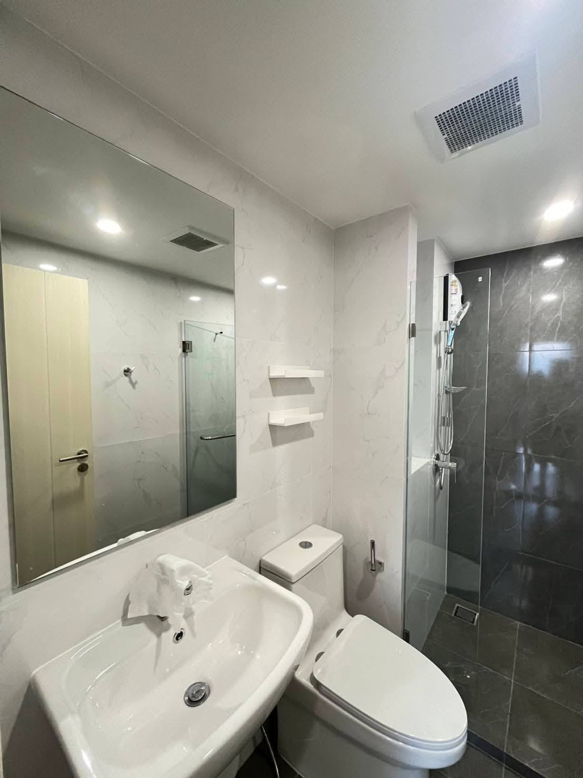 For RentCondoSamut Prakan,Samrong : For rent 📍 Origin Plug & Play E22 Station 📍 Fully furnished and equipped, near BTS Sai Luat