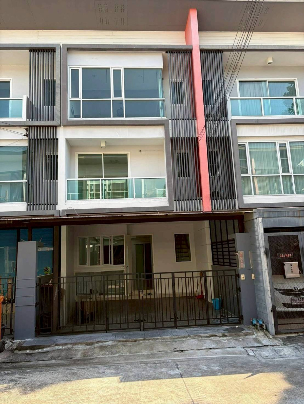 For RentTownhomeKaset Nawamin,Ladplakao : ME2500283 3-story townhome for rent, The i Box Village, Kaset Nawamin, with furniture.
