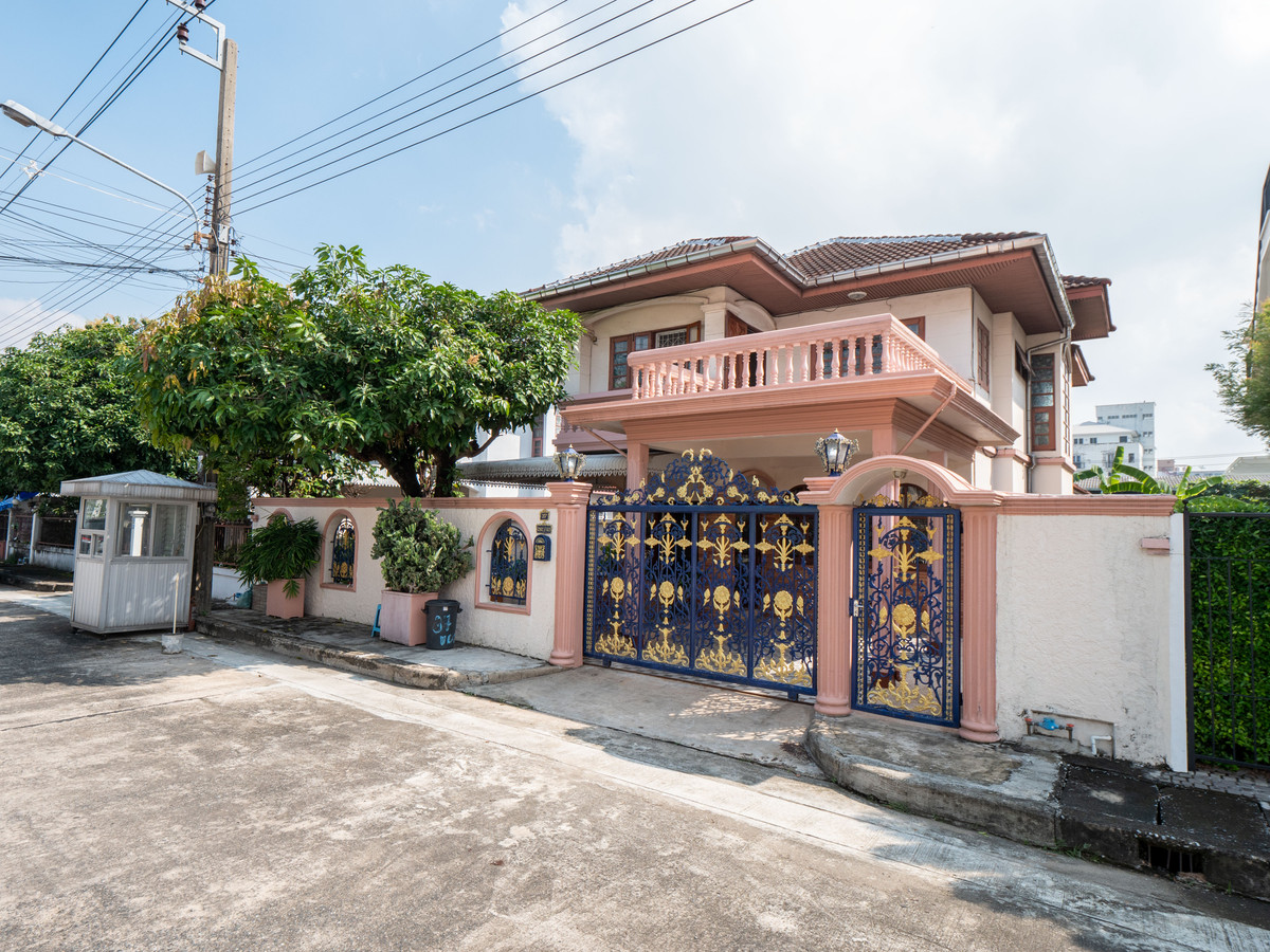 For RentHouseOnnut, Udomsuk : House for rent in Pornpailin Village 5, Soi On Nut 16, on Sukhumvit 77 Road, near BTS On Nut.