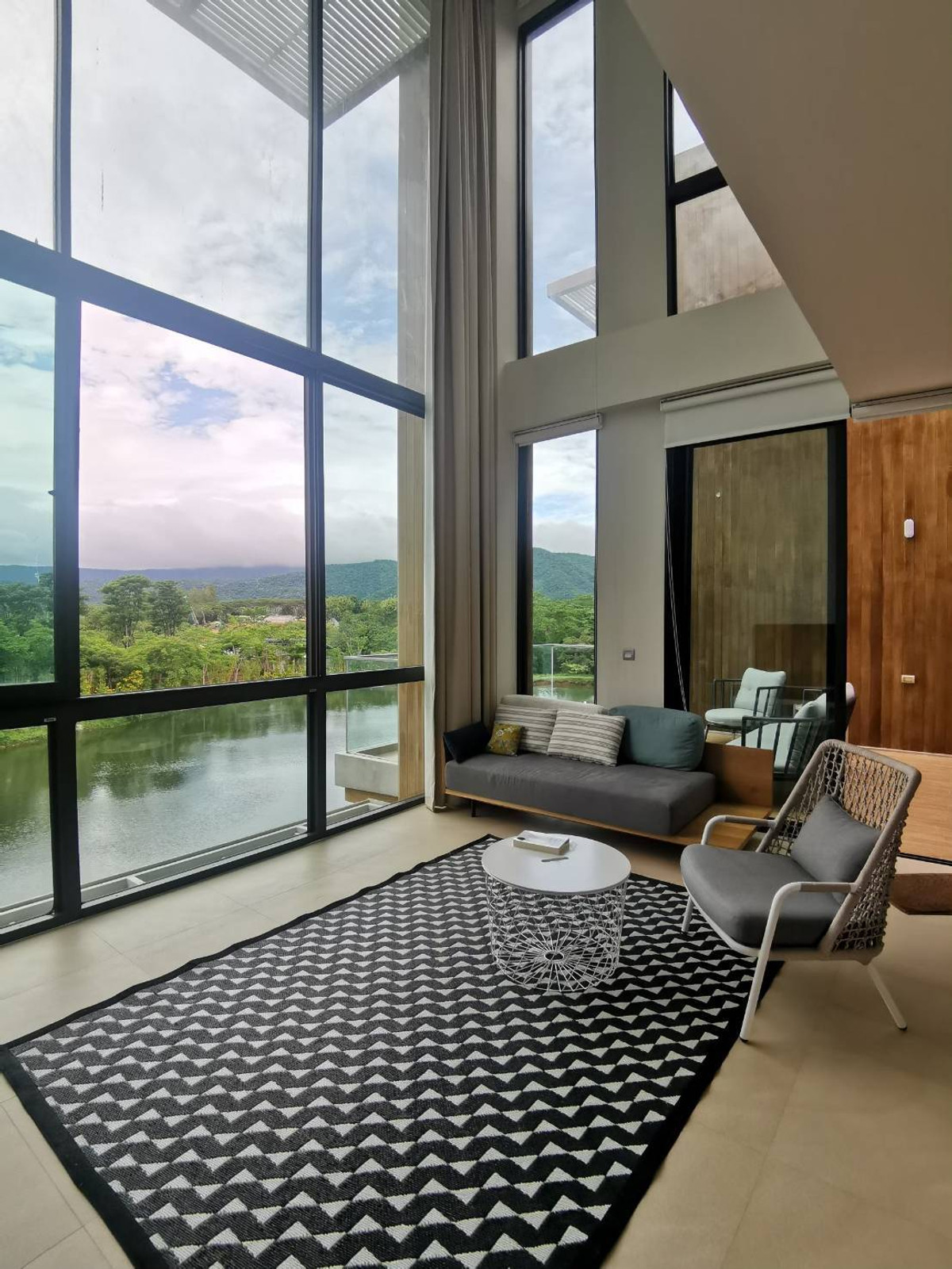 ขายคอนโดปากช่อง เขาใหญ่ : คอนโด swanlake khao yai , duplex unit 136 sqm.  ตำแหน่งวิวสวยที่สุด ท่ามกลางทะเลสาบ และขุนเขา  2 นอน 2 น้ำ  double volume ceiling.  
