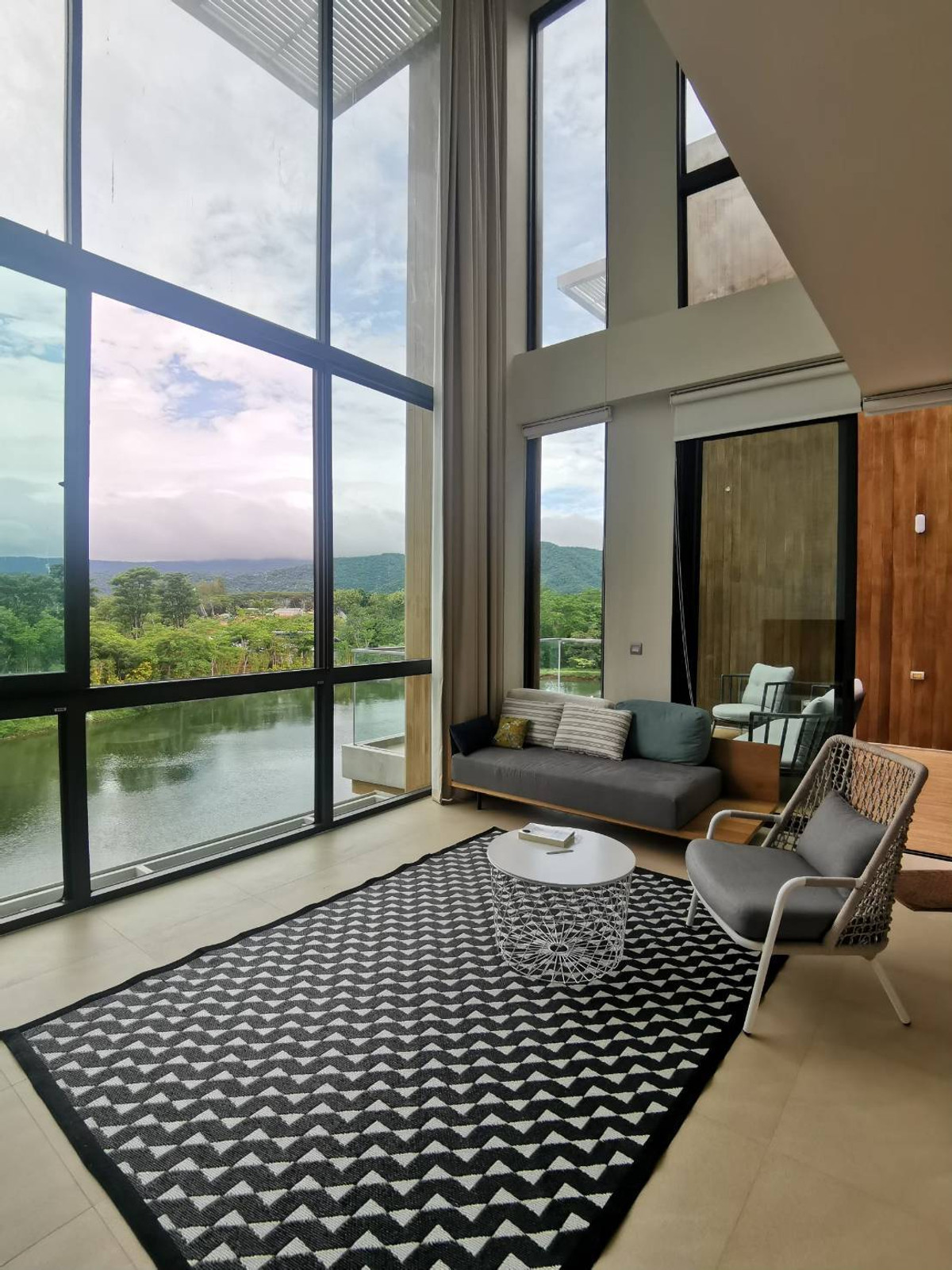ขายคอนโดปากช่อง เขาใหญ่ : คอนโด swanlake khao yai , duplex unit 136 sqm.  ตำแหน่งวิวสวยที่สุด ท่ามกลางทะเลสาบ และขุนเขา  2 นอน 2 น้ำ  double volume ceiling.  