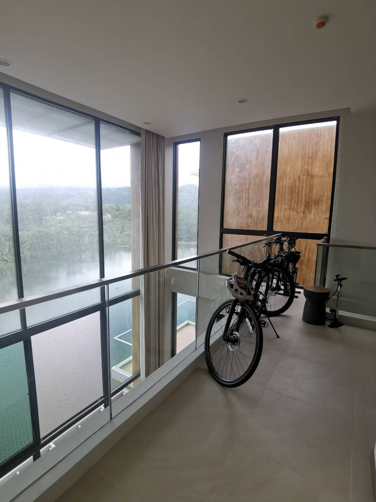 ขายคอนโดปากช่อง เขาใหญ่ : คอนโด swanlake khao yai , duplex unit 136 sqm.  ตำแหน่งวิวสวยที่สุด ท่ามกลางทะเลสาบ และขุนเขา  2 นอน 2 น้ำ  double volume ceiling.  