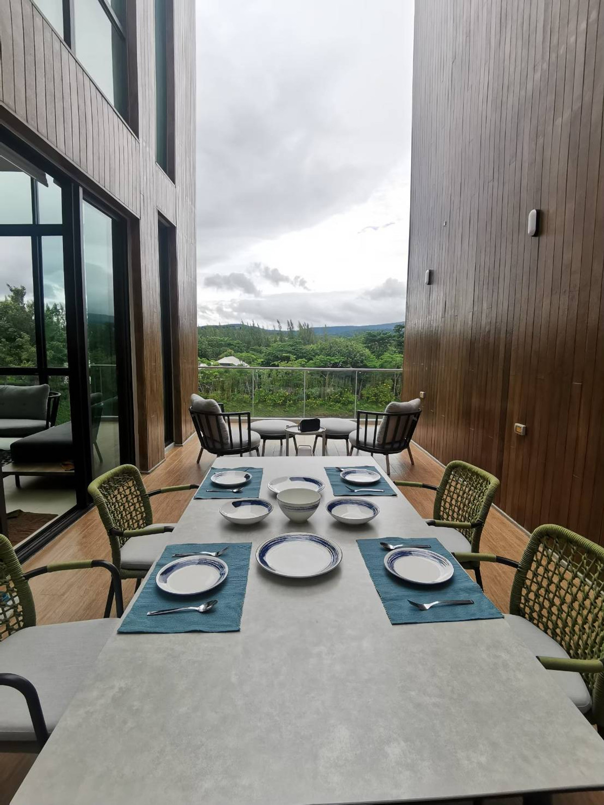 ขายคอนโดปากช่อง เขาใหญ่ : คอนโด swanlake khao yai , duplex unit 136 sqm.  ตำแหน่งวิวสวยที่สุด ท่ามกลางทะเลสาบ และขุนเขา  2 นอน 2 น้ำ  double volume ceiling.  