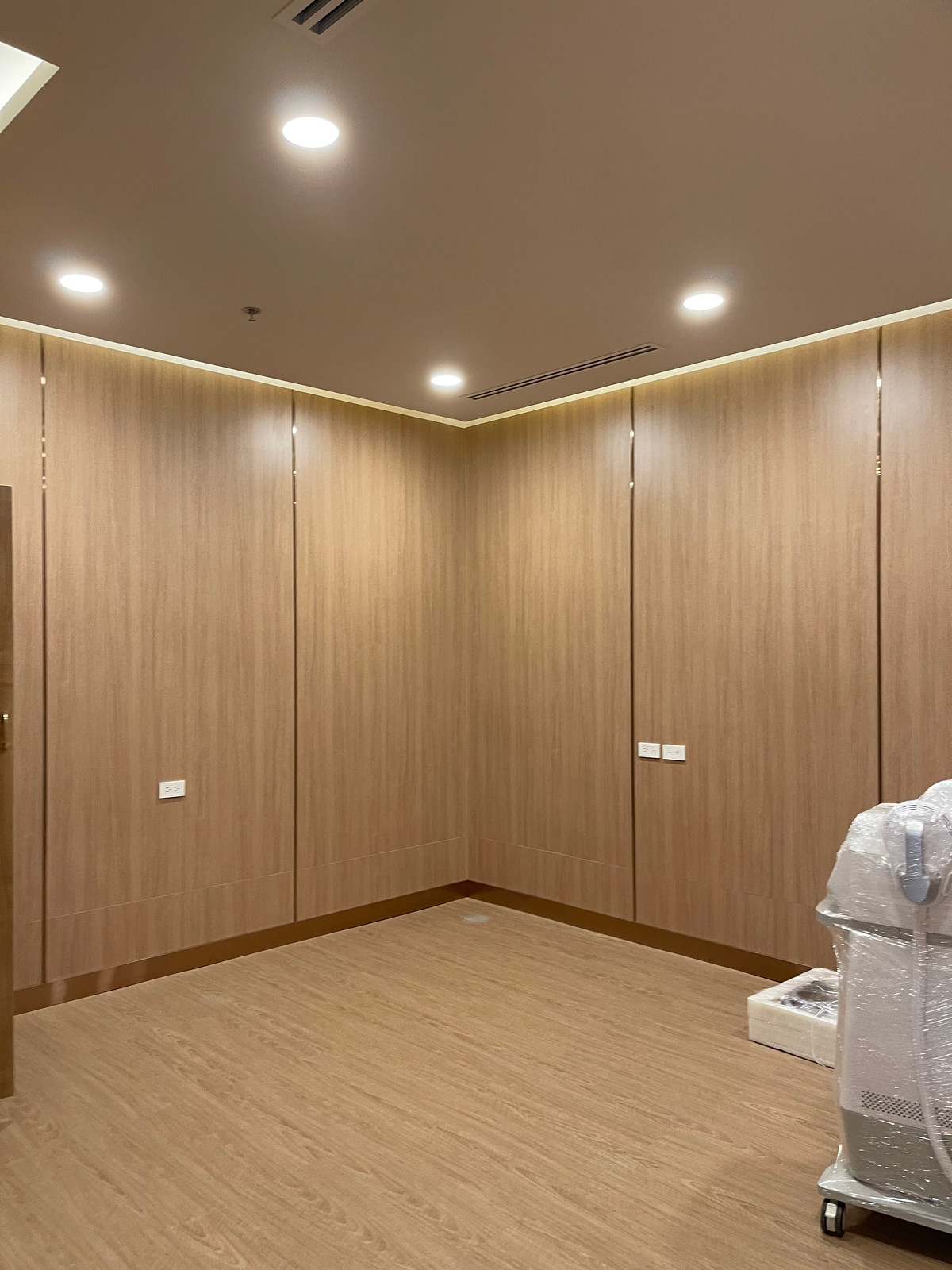 ขายสำนักงานสุขุมวิท อโศก ทองหล่อ : ขายคลินิกทำเลทอง ติด BTS เอกมัย พร้อมโฉนด 