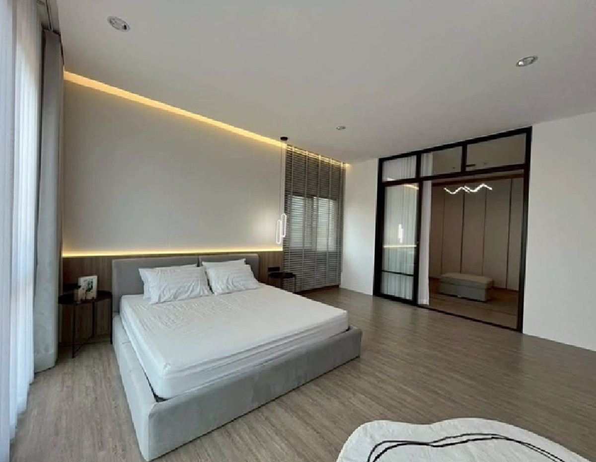 For RentHome OfficePattanakan, Srinakarin : For Rent, 8-story office building for rent, with passenger elevator in the building. Soi Srinakarin 40, not deep into the alley, parking for 14 cars, area 1000 square meters, suitable for an office, clinic, online, etc. / good location, convenient travel.