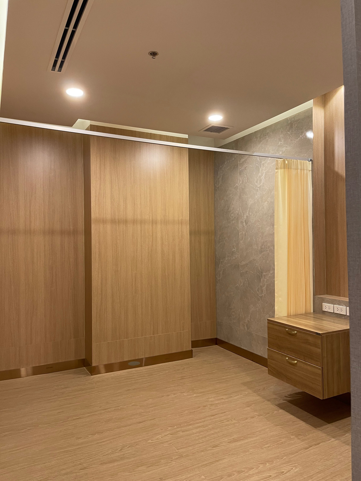 ขายสำนักงานสุขุมวิท อโศก ทองหล่อ : ขายคลินิกทำเลทอง ติด BTS เอกมัย พร้อมโฉนด 