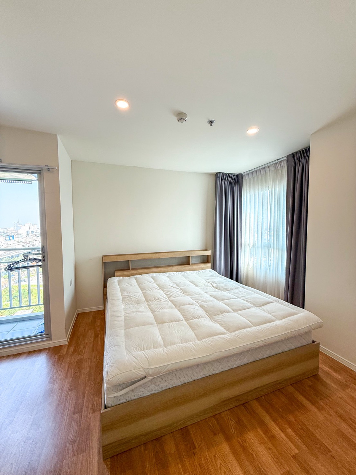 For RentCondoPattanakan, Srinakarin : Condo for rent, Lumpini Ville Pattanakarn-Srinakarin, beautiful room with electrical appliances and furniture.