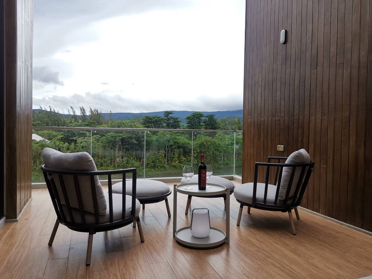 ขายคอนโดปากช่อง เขาใหญ่ : คอนโด swanlake khao yai , duplex unit 136 sqm.  ตำแหน่งวิวสวยที่สุด ท่ามกลางทะเลสาบ และขุนเขา  2 นอน 2 น้ำ  double volume ceiling.  