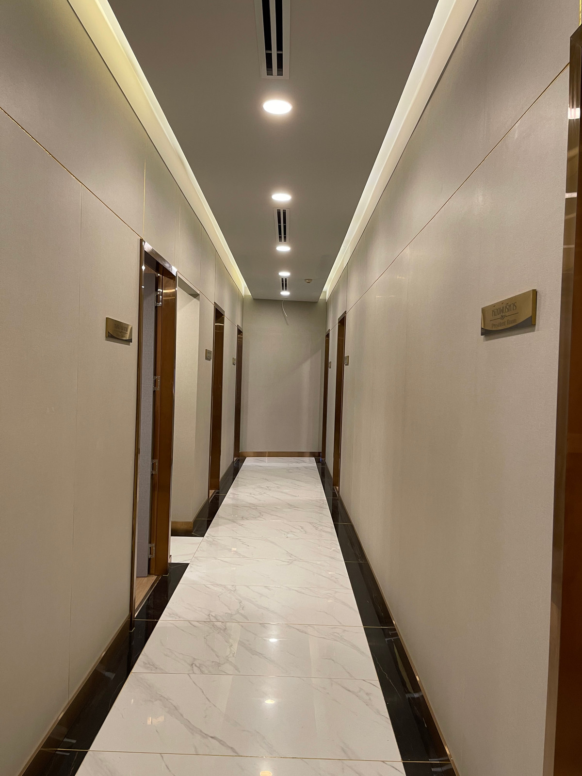 ขายสำนักงานสุขุมวิท อโศก ทองหล่อ : ขายคลินิกทำเลทอง ติด BTS เอกมัย พร้อมโฉนด 