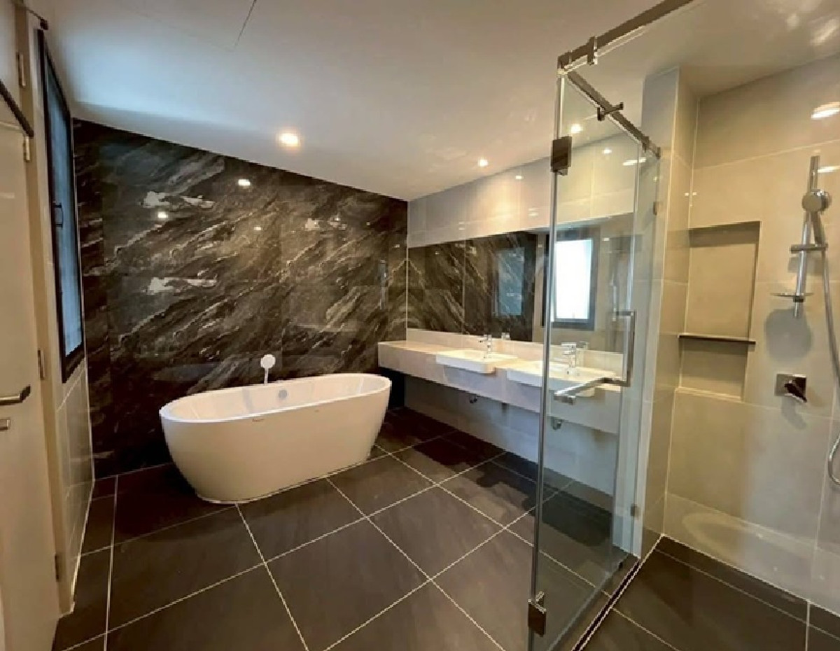 For RentHome OfficePattanakan, Srinakarin : For Rent, 8-story office building for rent, with passenger elevator in the building. Soi Srinakarin 40, not deep into the alley, parking for 14 cars, area 1000 square meters, suitable for an office, clinic, online, etc. / good location, convenient travel.