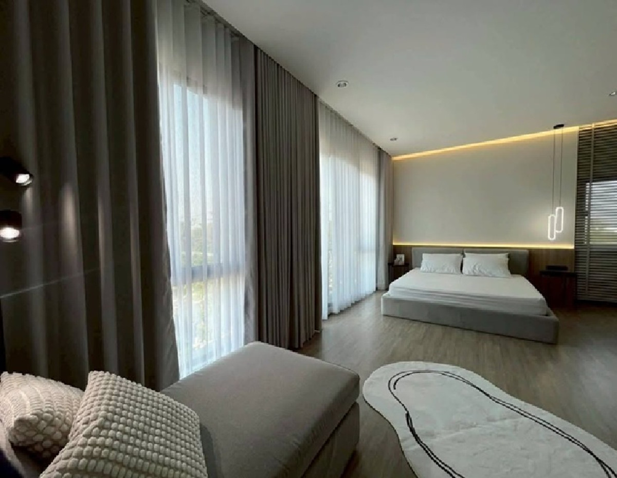 For RentHome OfficePattanakan, Srinakarin : For Rent, 8-story office building for rent, with passenger elevator in the building. Soi Srinakarin 40, not deep into the alley, parking for 14 cars, area 1000 square meters, suitable for an office, clinic, online, etc. / good location, convenient travel.