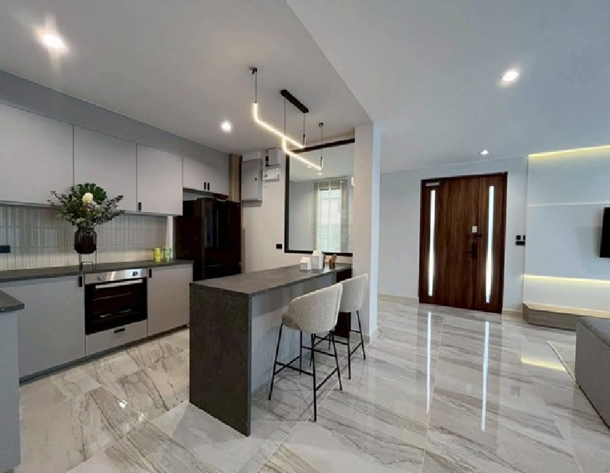 For RentHome OfficePattanakan, Srinakarin : For Rent, 8-story office building for rent, with passenger elevator in the building. Soi Srinakarin 40, not deep into the alley, parking for 14 cars, area 1000 square meters, suitable for an office, clinic, online, etc. / good location, convenient travel.